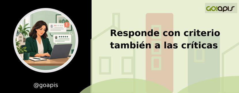 Profesional inmobiliario respondiendo una reseña desde su ordenador